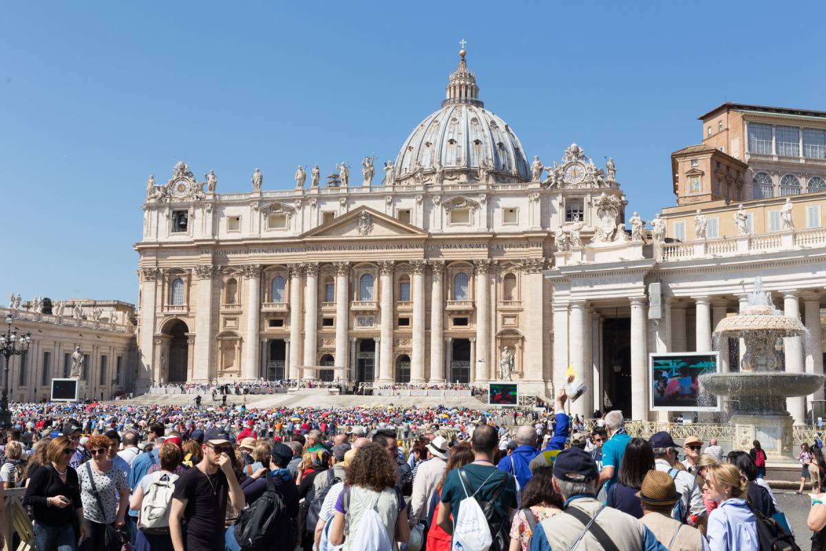 Crowds, pickpocketing, Rome, Italy