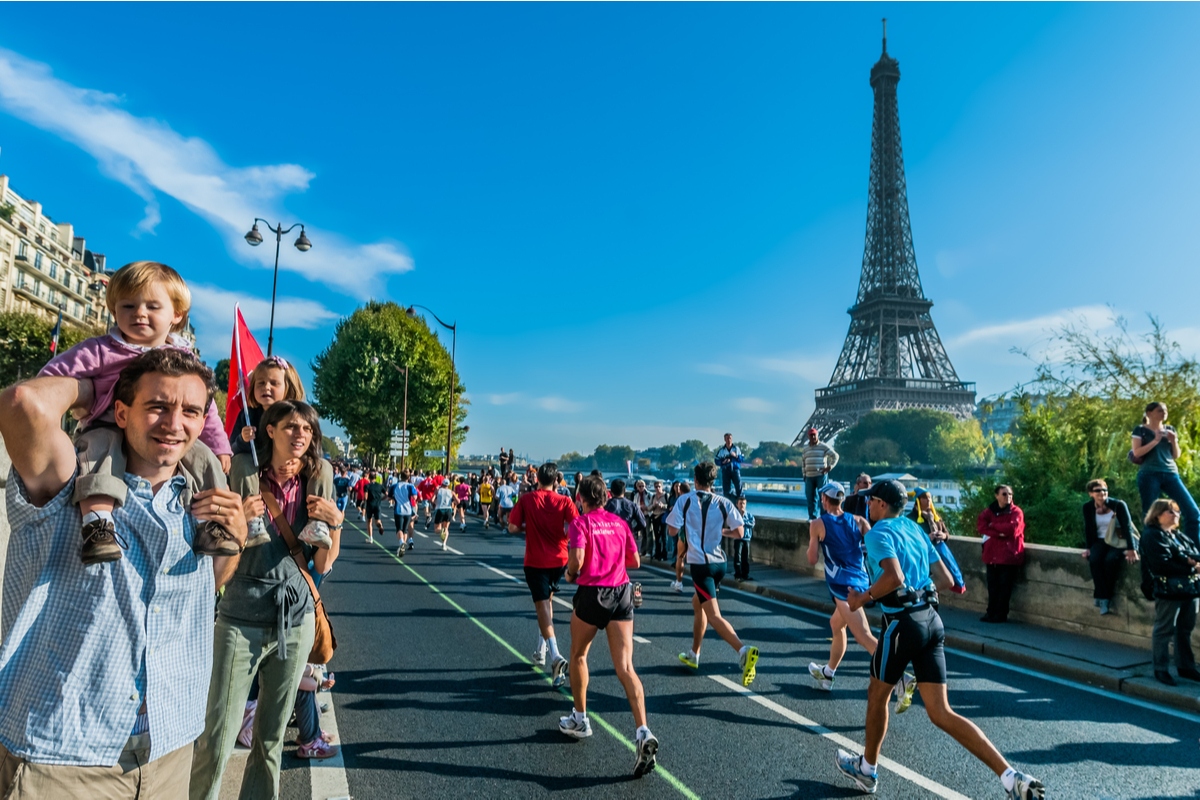 Crows cheer runners in pars Marathon near Eiffel Tower, epic marathons