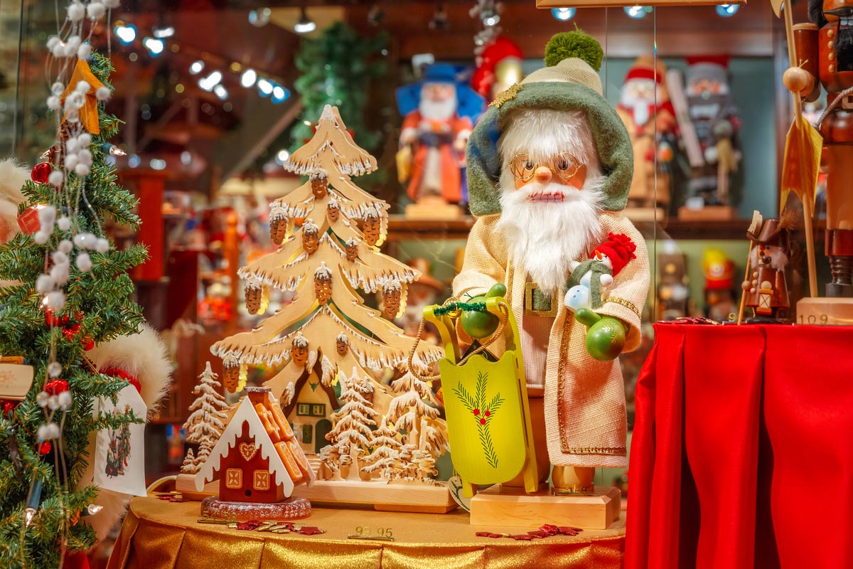 Buy a Santa Claus decoration at Arlon's Christmas market
