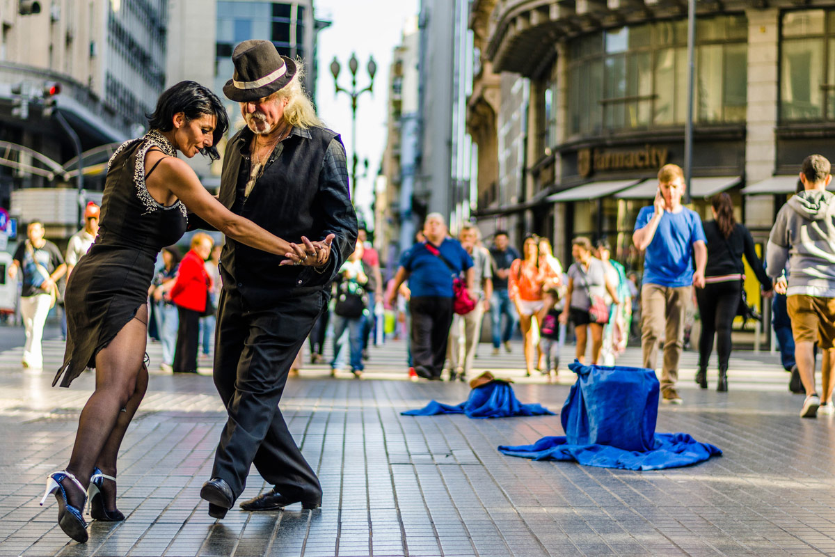 Tango dancers in Florida Street