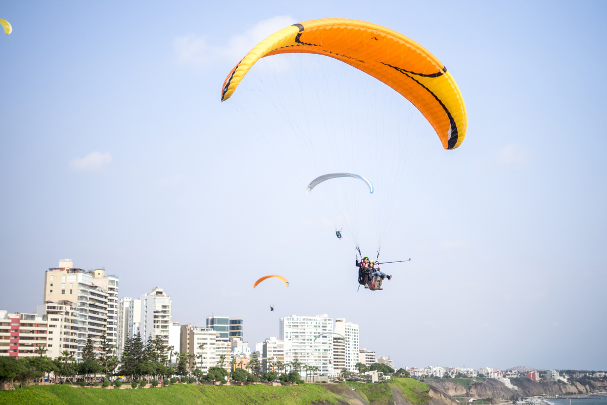 Paragliding in Miraflores district