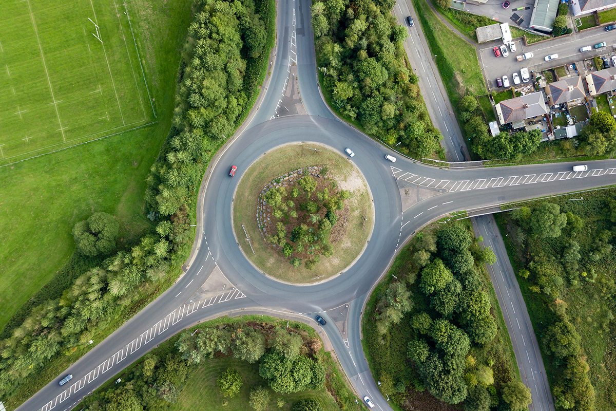 European traffic rules - yield at a roundabout